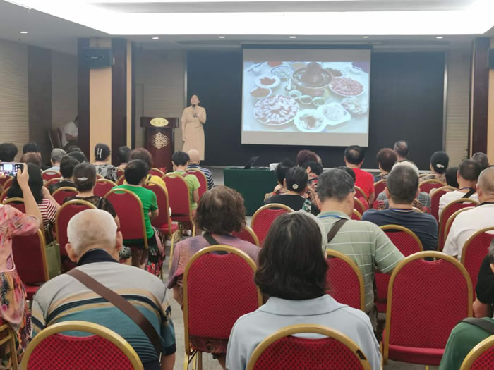 綿陽(yáng)中旅行假日旅行社舉行胡楊林、南疆專列推薦會(huì)